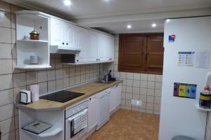 Kuchnia lub aneks kuchenny w obiekcie La Serrana de la Vera Casa Rural TR-CC-00366