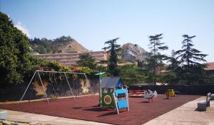 un parc avec une aire de jeux et une balançoire dans l'établissement Tiny House Naxos, à Giardini Naxos