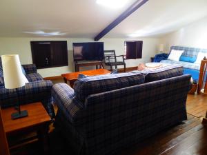 Sala de estar con 2 sofás y mesa en La Serrana de la Vera Casa Rural, en Garganta la Olla