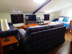 salon z dwiema kanapami i stołem w obiekcie La Serrana de la Vera Casa Rural TR-CC-00366 w mieście Garganta la Olla