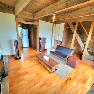 ein Wohnzimmer mit einem Sofa und einem Tisch in der Unterkunft koco in Nishinoomote