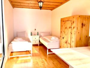 1 dormitorio con 2 camas y techo de madera en Mountain View, en Andermatt