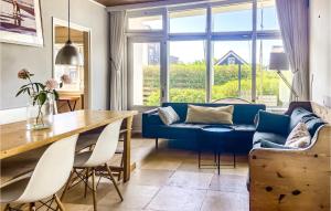 een woonkamer met een blauwe bank en een tafel bij t Zilt in Bergen aan Zee