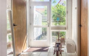 une porte ouverte dans une chambre avec fenêtre dans l'établissement t Zilt, à Bergen aan Zee