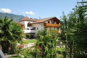 una casa vista desde el jardín en Ferienwohnungen Günzelgut, en Lana