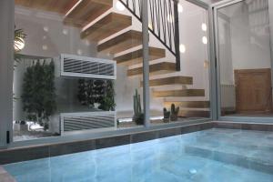 - une piscine avec un escalier dans une maison dans l'établissement El Cobijo de Gredos, à Navaluenga