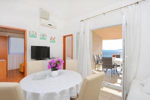 טלויזיה ו/או מרכז בידור ב-Apartments by the sea Okrug Donji, Ciovo - 6859