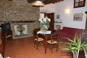 un soggiorno con tavolo e camino di Apartment Piazza Matteotti a Greve in Chianti