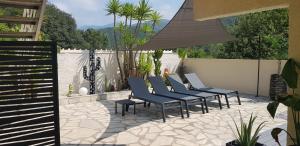 un grupo de sillas sentadas en un patio en Mas Solar D'en Malcion, en Amélie-les-Bains-Palalda