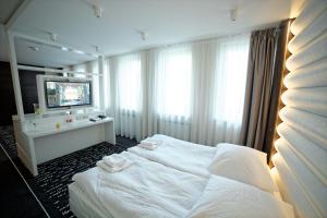 a hotel room with a bed and a television at Hotel Martina in Żnin