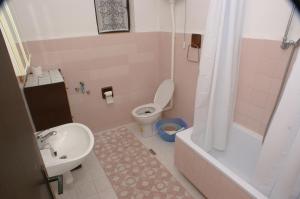 Ванная комната в Apartments by the sea Podaca, Makarska - 2576