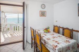 una sala da pranzo con tavolo e balcone di Apartments by the sea Zambratija, Umag - 2557 a Zambratija