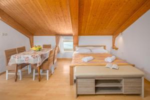 Habitación con 2 camas, mesa y sillas en Apartments by the sea Zambratija, Umag - 2557, en Zambratija