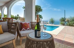 een fles wijn en twee glazen op een tafel bij San Diego PANORAMIC VIEW 2393 in San Roque