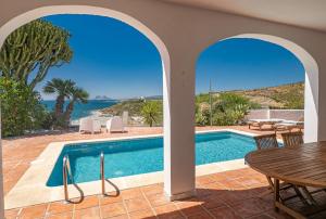 Villa con piscina, mesa y sillas en San Diego PANORAMIC VIEW 2393 en San Roque