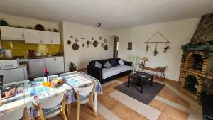eine Küche und ein Wohnzimmer mit einem Tisch und einer Couch in der Unterkunft Casa Branca Holiday Resort in Salir