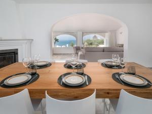 San Diego PANORAMIC VIEW 2393 في سان روكي: غرفة طعام مع طاولة خشبية مع كراسي