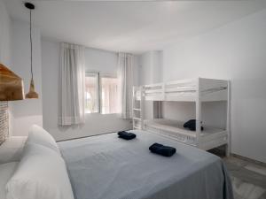 een witte slaapkamer met 2 bedden en een bank bij San Diego PANORAMIC VIEW 2393 in San Roque