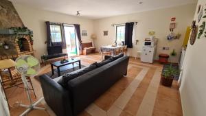 ein Wohnzimmer mit Sofa und Tisch in der Unterkunft Casa Branca Holiday Resort in Salir