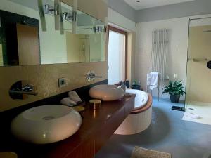 een badkamer met 2 wastafels en een grote spiegel bij Willa przy lesie in Wronki
