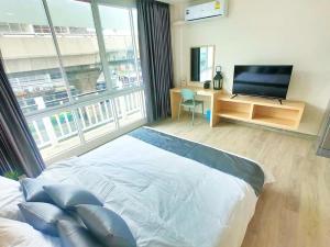 1 dormitorio con cama y ventana grande en El Huq en Bangkok