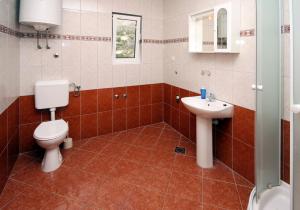 uma casa de banho com um WC e um lavatório em Apartments with WiFi Seget Vranjica, Trogir - 4870 em Trogir