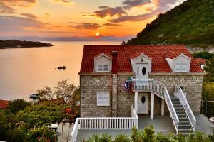 a house on the shore of a body of water at Apartments with a parking space Sobra, Mljet - 4926 in Babino Polje