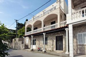 un edificio blanco con balcón en la parte superior en Apartments by the sea Sobra, Mljet - 4889 en Babino Polje