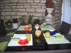 una mesa con platos de comida y bebidas. en Apartments by the sea Sobra, Mljet - 4889 en Babino Polje