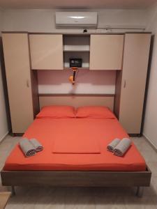 Postel nebo postele na pokoji v ubytování Apartments by the sea Cove Blaca, Mljet - 4899