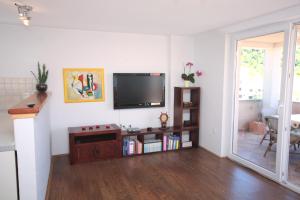 TV a/nebo společenská místnost v ubytování Apartments by the sea Kampor, Rab - 5034