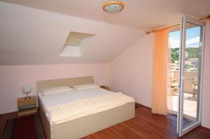 Postel nebo postele na pokoji v ubytování Apartments by the sea Kampor, Rab - 5034