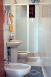 y baño con lavabo, aseo y ducha. en Apartments with a parking space Lokva Rogoznica, Omis - 4819 en Lokva Rogoznica
