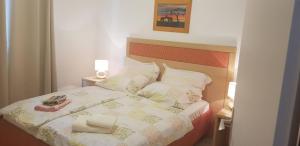 Postel nebo postele na pokoji v ubytování Apartments by the sea Banjol, Rab - 4952