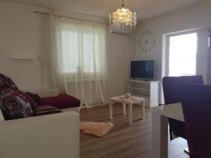 TV a/nebo společenská místnost v ubytování Apartments by the sea Banjol, Rab - 4952