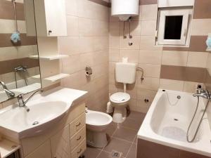 Koupelna v ubytování Family friendly apartments with a swimming pool Barbat, Rab - 4951