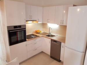 Kuchyň nebo kuchyňský kout v ubytování Family friendly apartments with a swimming pool Barbat, Rab - 4951