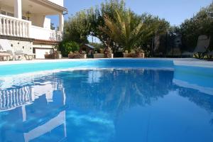 Bazén v ubytování Family friendly apartments with a swimming pool Barbat, Rab - 4951 nebo v jeho okolí