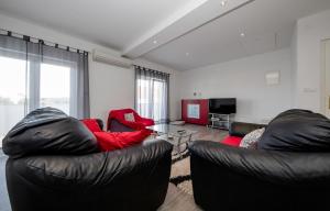 sala de estar con 2 sillas de cuero y mesa en Apartments with a parking space Palit, Rab - 4971, en Rab