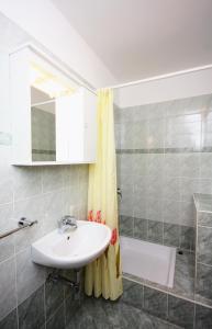 Koupelna v ubytování Apartments with a parking space Banjol, Rab - 5041 + 31 fotografií