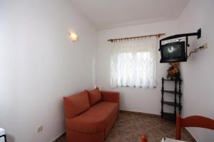 un soggiorno con divano e TV di Apartments by the sea Kampor, Rab - 4986 a Rab