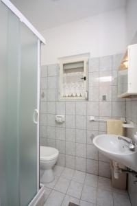 bagno con servizi igienici e lavandino di Apartments by the sea Kampor, Rab - 4986 a Rab
