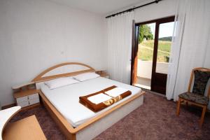 Ένα ή περισσότερα κρεβάτια σε δωμάτιο στο Apartments by the sea Kampor, Rab - 5051