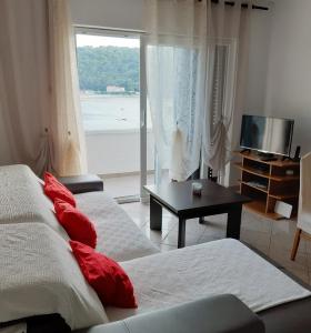 Ένα ή περισσότερα κρεβάτια σε δωμάτιο στο Apartments by the sea Kampor, Rab - 5051