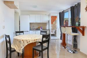 Kuchyň nebo kuchyňský kout v ubytování Apartments by the sea Cove Ostricka luka, Rogoznica - 4877