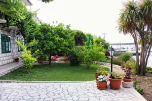 Zahrada ubytování Apartments and rooms by the sea Barbat, Rab - 4973