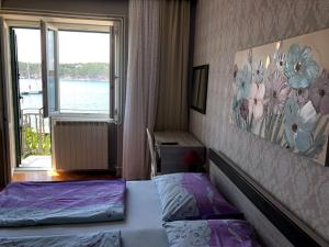 Postel nebo postele na pokoji v ubytování Apartments and rooms by the sea Barbat, Rab - 4973