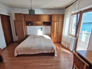 Postel nebo postele na pokoji v ubytování Apartments by the sea Barbat, Rab - 4975