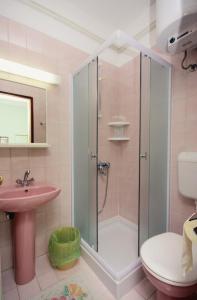 Koupelna v ubytování Apartments and rooms by the sea Barbat, Rab - 4973