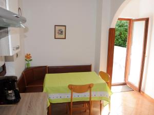 Kuchyň nebo kuchyňský kout v ubytování Apartments by the sea Barbat, Rab - 4975 + 20 fotografií